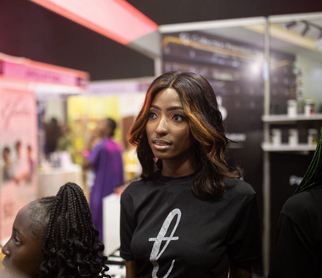 Honey-highlighted waves at a beauty expo